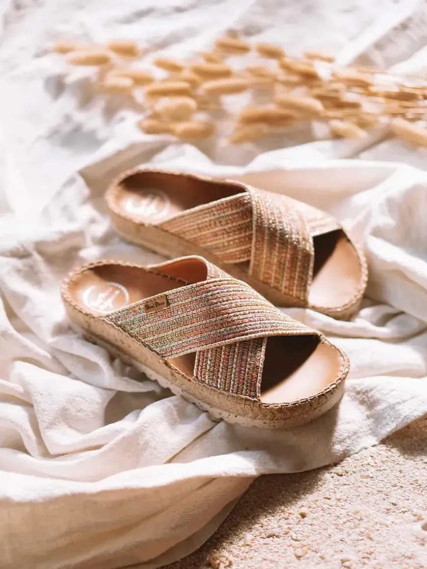 BALI-CL - Flat sandal with crossed straps with a shiny finish