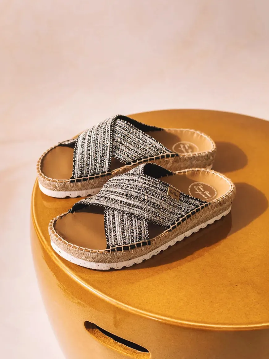 BALI-CL - Flat sandal with crossed straps with a shiny finish