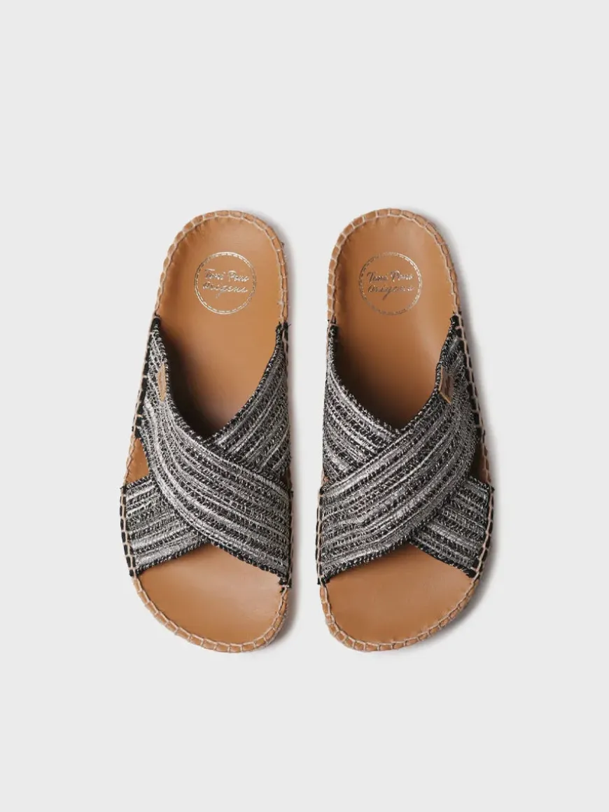 BALI-CL - Flat sandal with crossed straps with a shiny finish